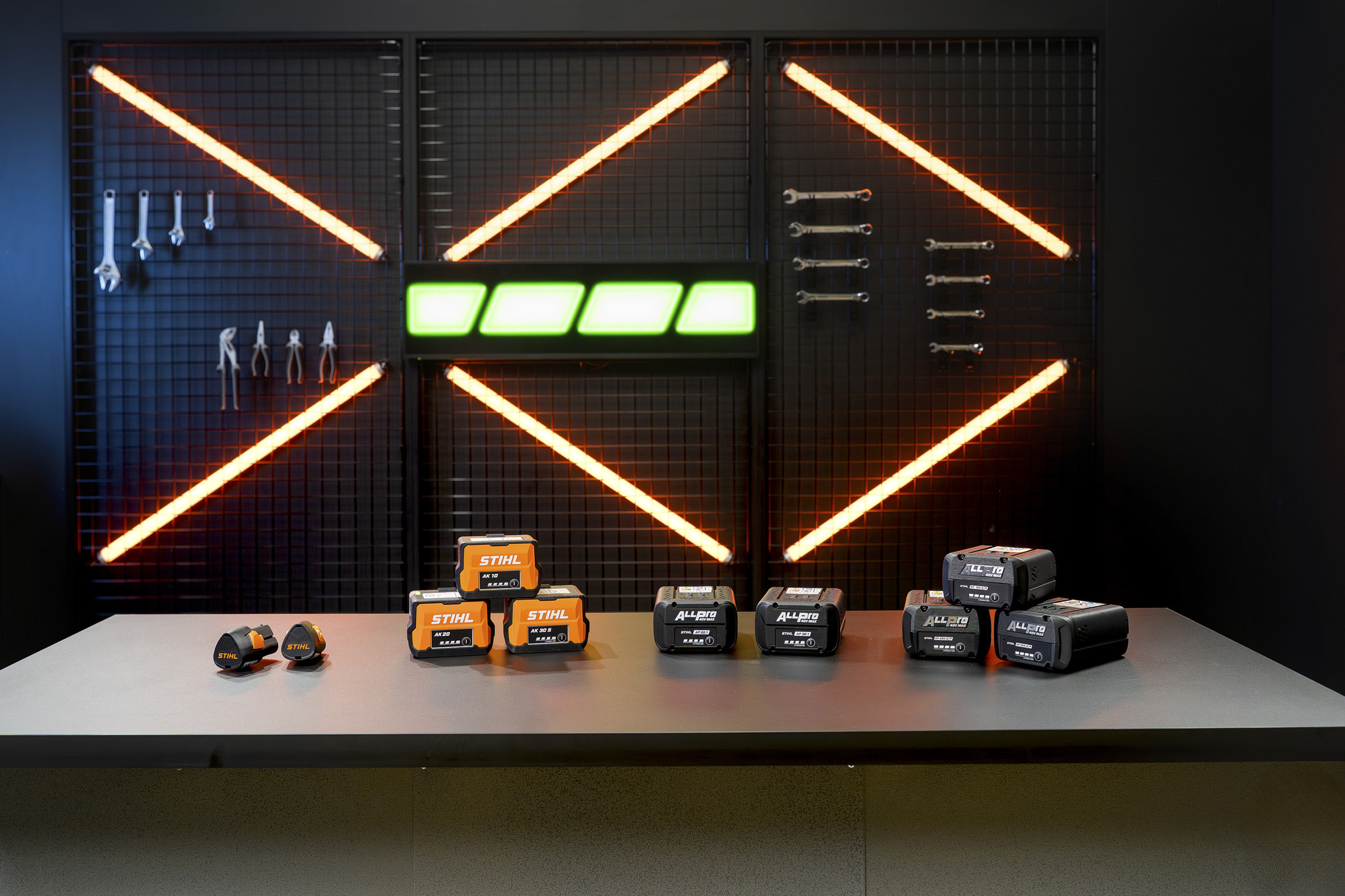 Três sistemas de baterias diferentes no showroom: Sistemas AS, AK e ALLPRO