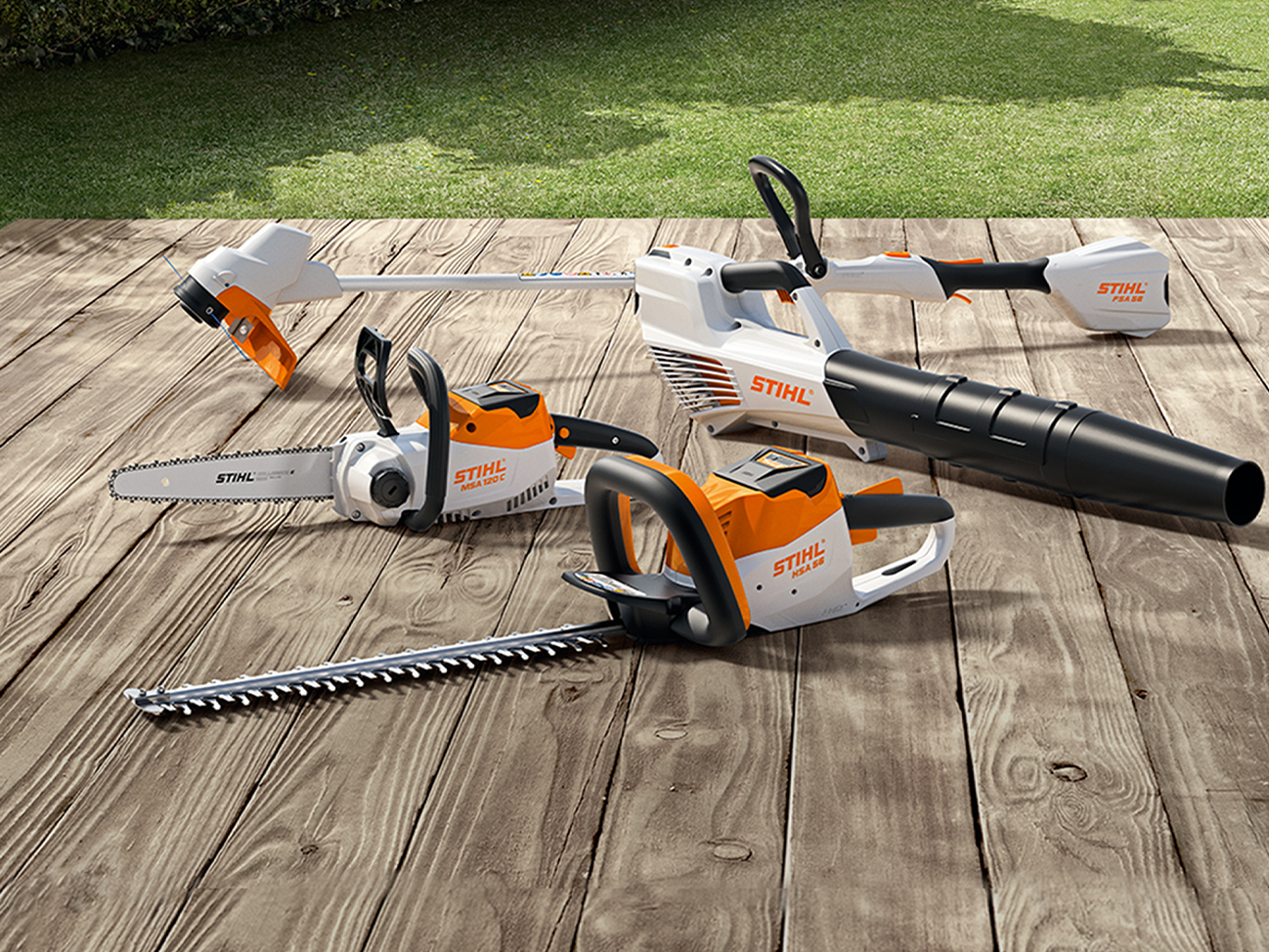 STIHL MSA 120 C motosserra sem fio, FSA 57 corta-sebes sem fio, HSA 56 corta-sebes sem fio, BGA 56 soprador sem fio em deck de madeira