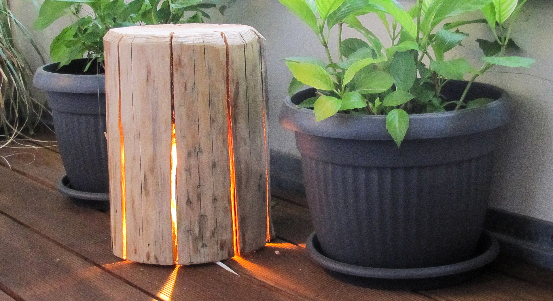 Uma luminária de bricolage de um toro rachado com rasgos para a luz brilhar