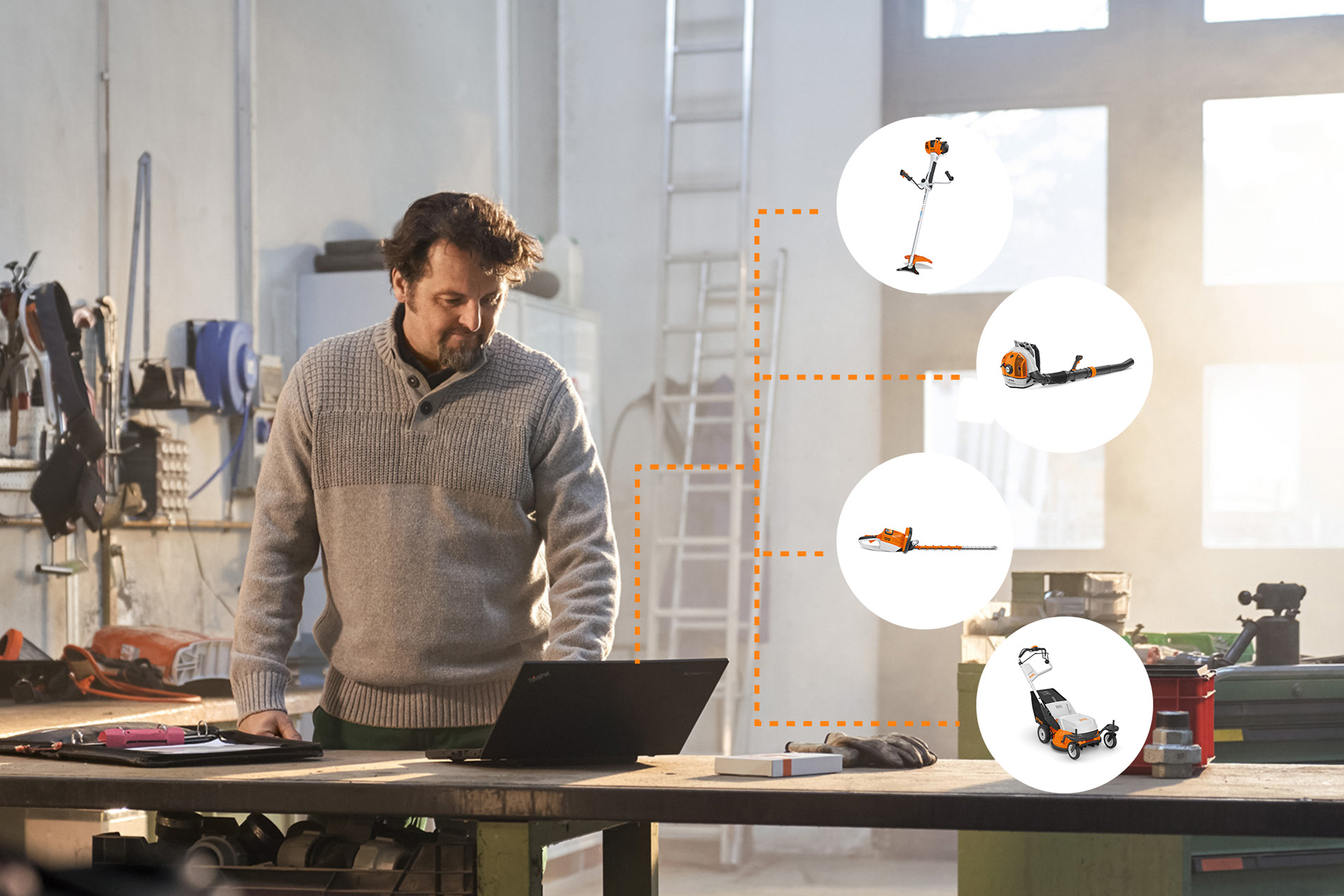Um homem numa oficina, à frente de um computador portátil, os ícones simbolizam a gestão de máquinas de STIHL connected