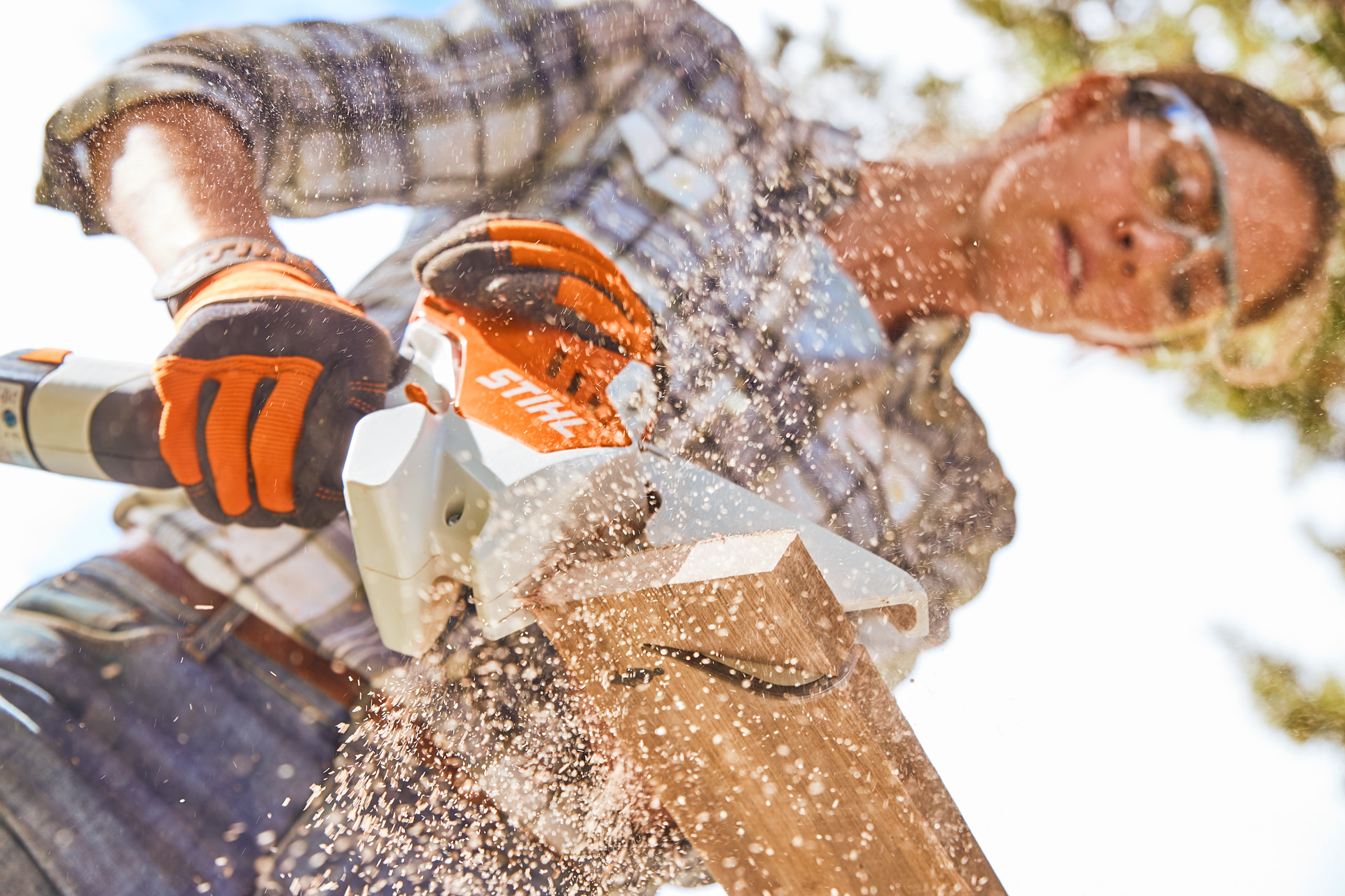 Uma mulher executa projetos de bricolage em madeira com a minipodadora de corrente a bateria STIHL GTA 26