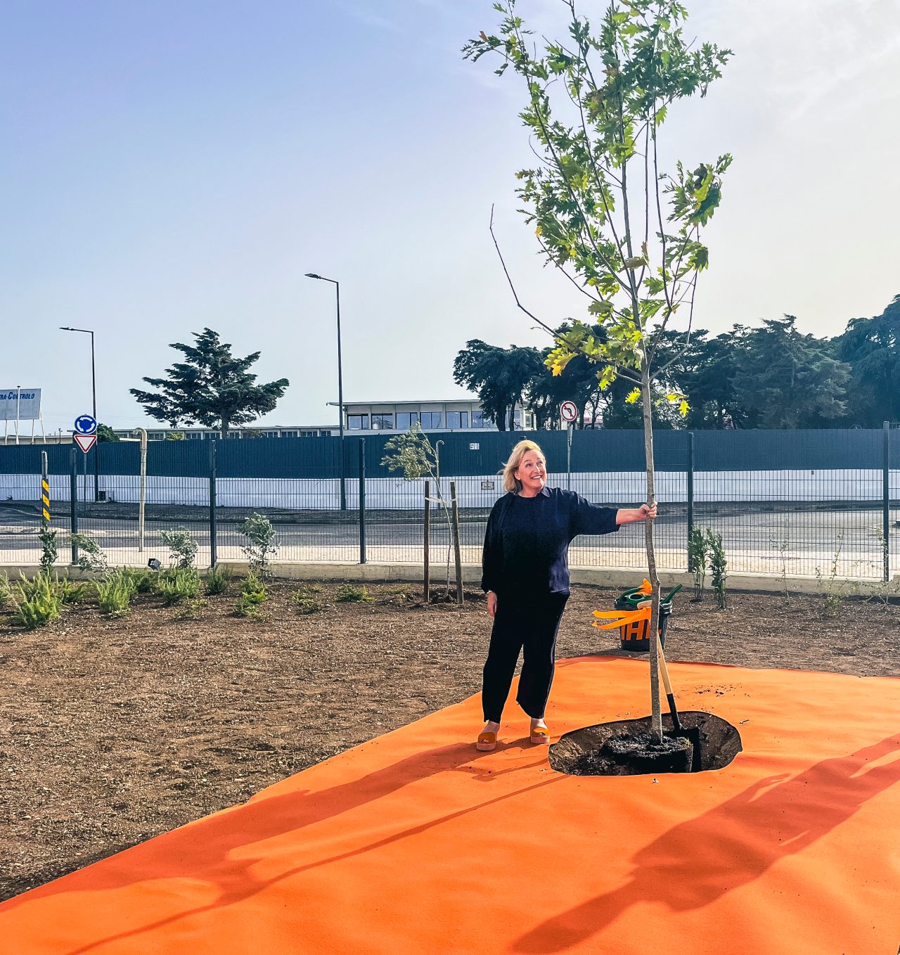 Un hombre en primer plano con camiseta y mochila STIHL strong roots STIHL en la naturaleza