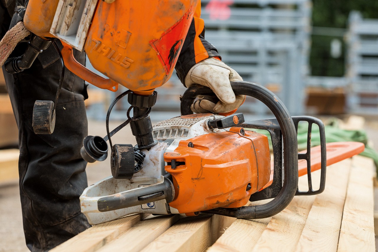 O depósito de uma motosserra STIHL é abastecido com combustível através do sistema de enchimento.