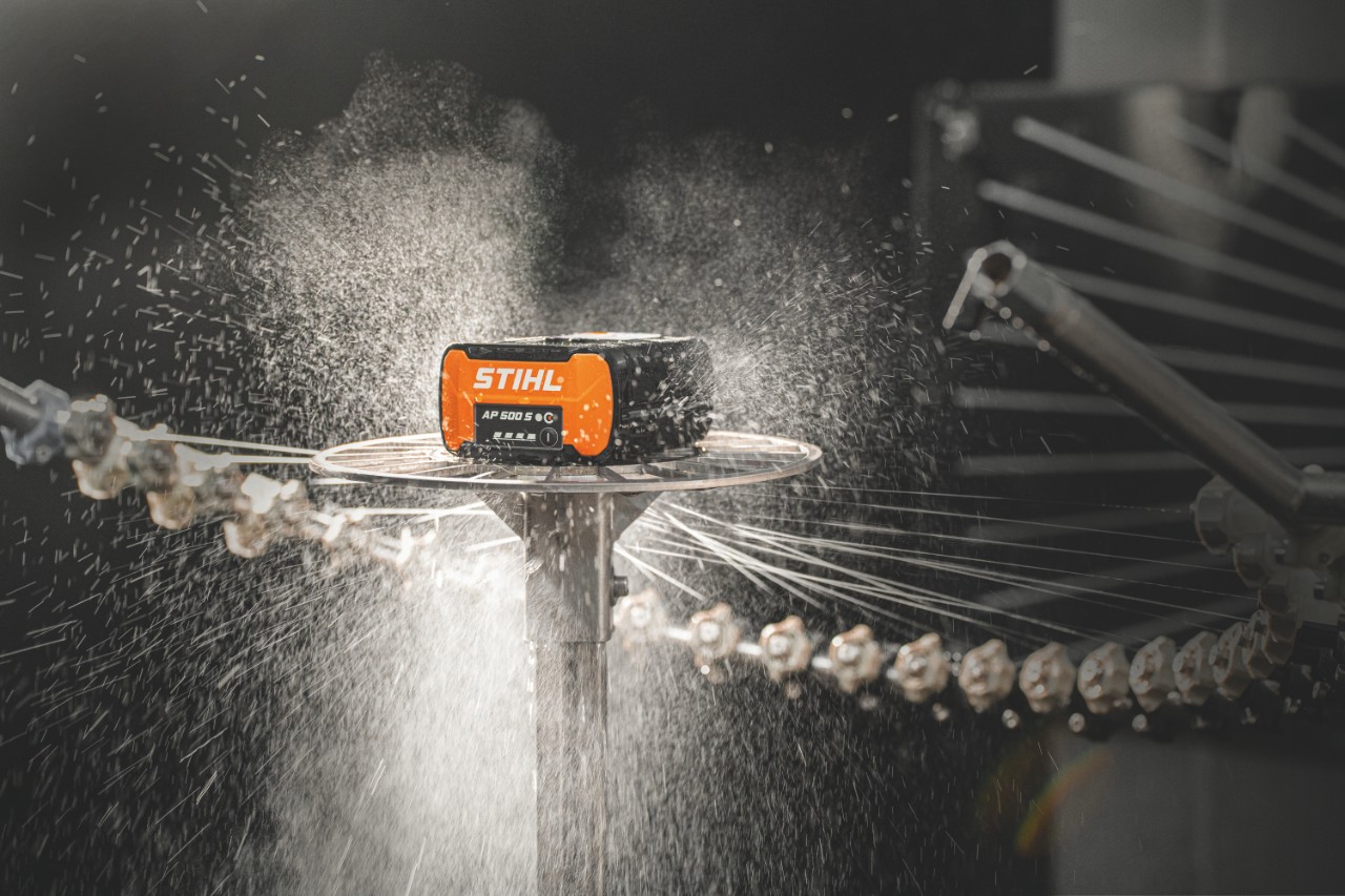 Várias ferramentas a bateria do sistema STIHL AP e as respectivas baterias na área de carga de um veículo