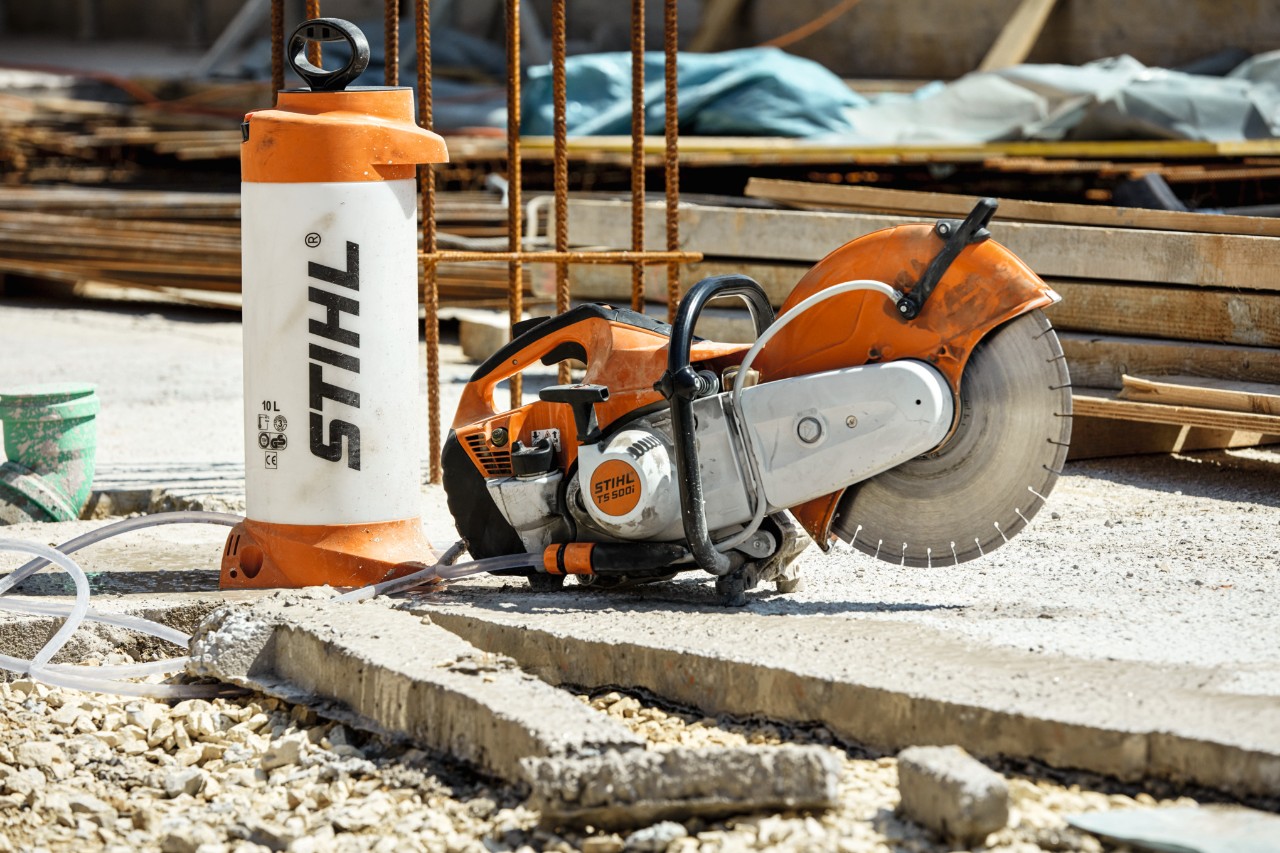 Cortador de disco a gasolina TS 500i STIHL num estaleiro