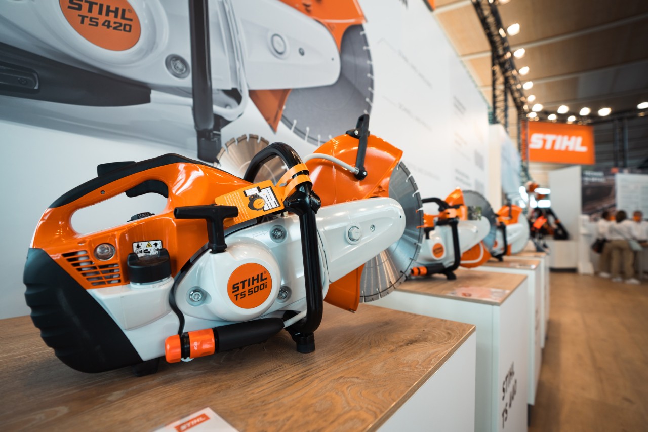 STIHL cortadores de disco TS 500i  TS 420, num stand de exposição interior