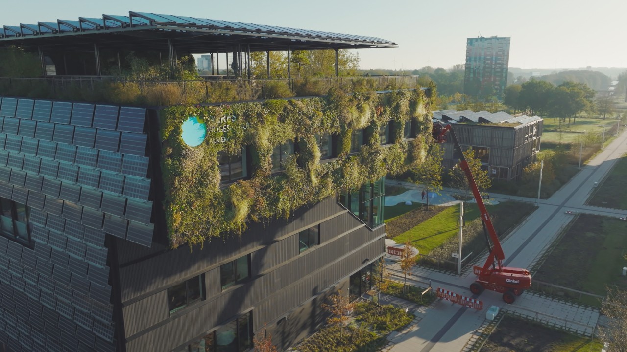 Imagem captada por drone da Aeres Hogeschool holandesa com vegetação na fachada e no telhado