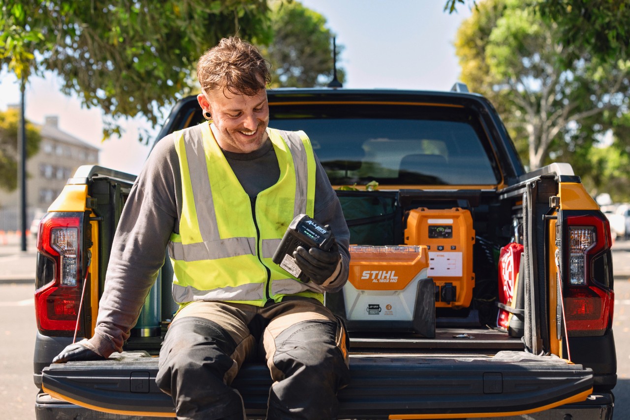 Carregar a bateria STIHL ALLPRO AP 300.0 P no carregador múltiplo AL 301-4