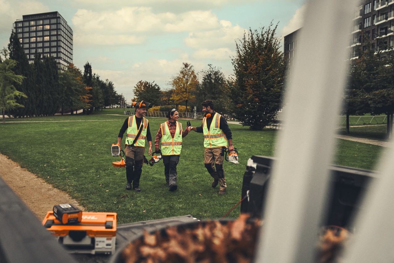 Team going back to car after work with STIHL battery AP-system