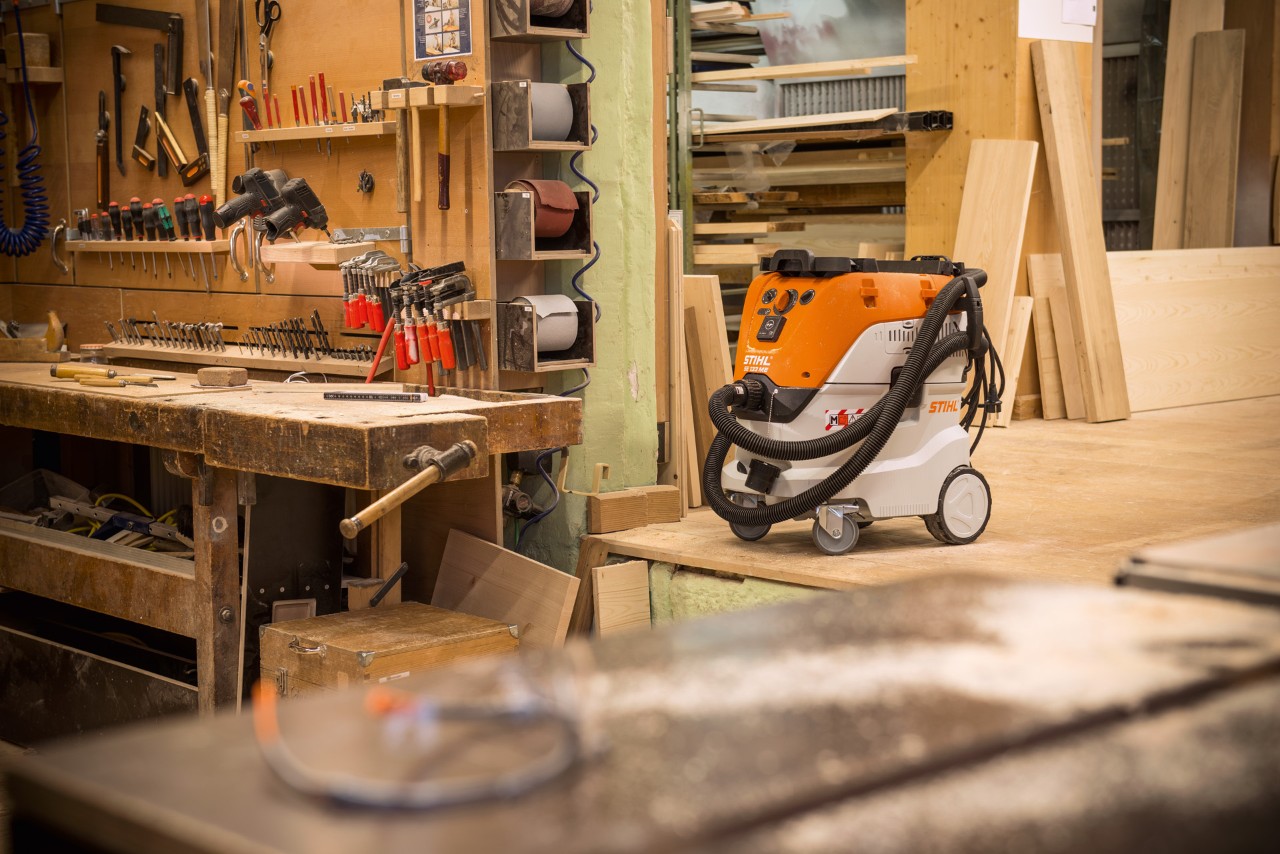O aspirador para sólidos e líquidos STIHL SE 133 ME numa oficina