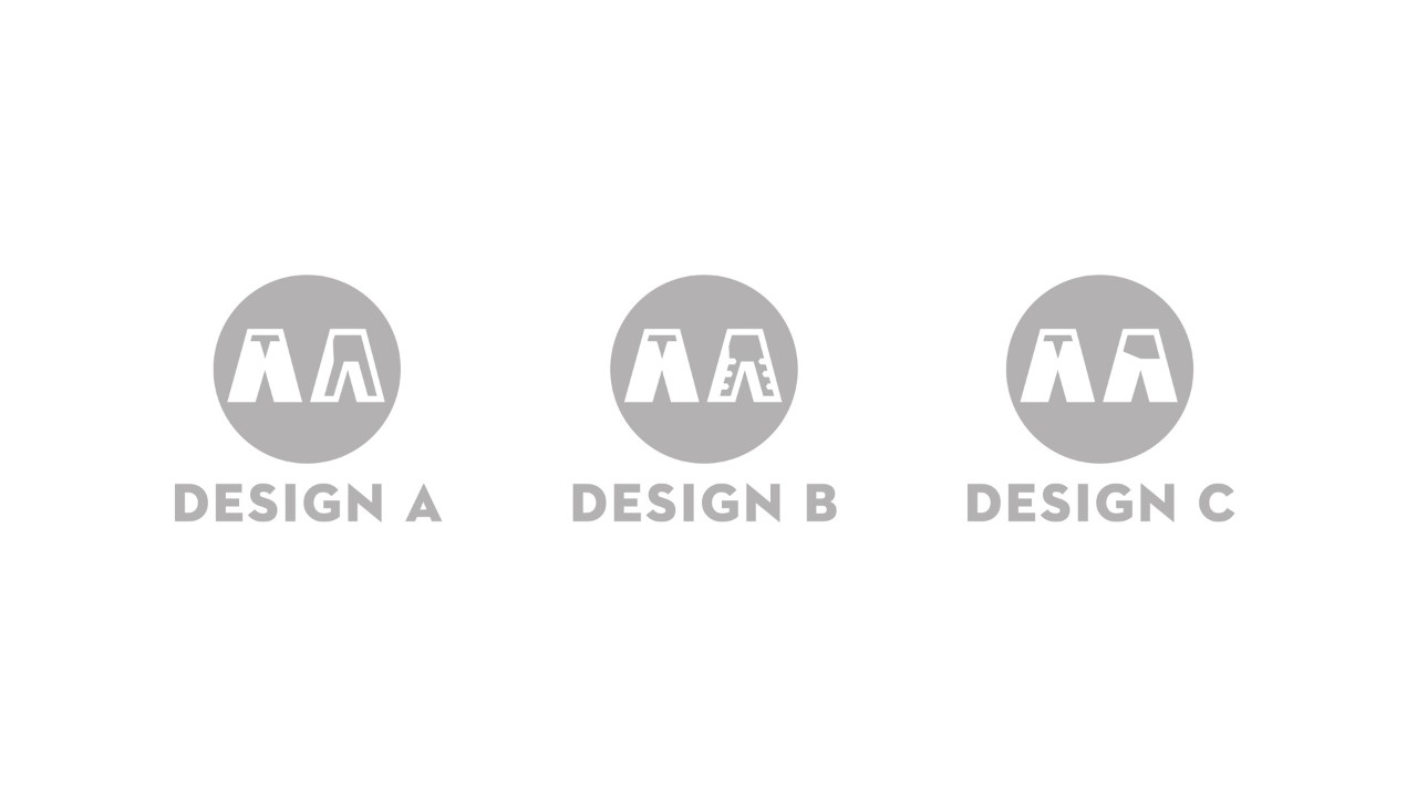 Três ícones para calças para motosserras nos Designs A, B e C. Os ícones ilustram calças sombreadas para indicar que áreas estão protegidas
