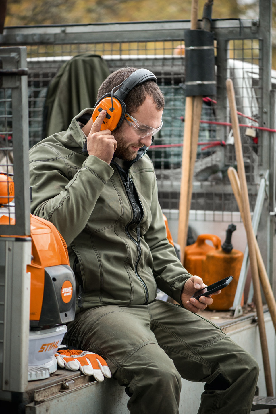 Proteção auditiva no trabalho: homem usa protetores auditivos STIHL Dynamic com função wireless ou Bluetooth