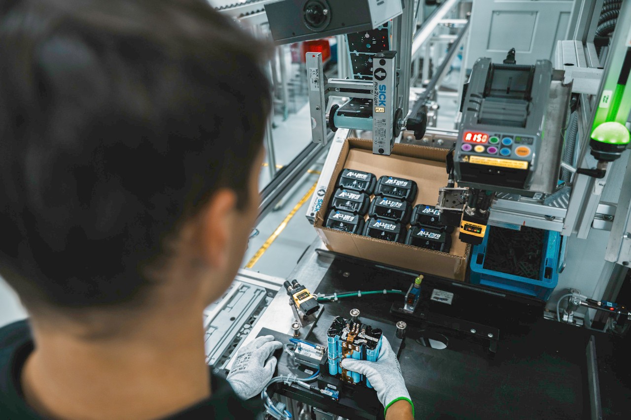 Os componentes eletrónicos estão equipados com um dispositivo de segurança.
