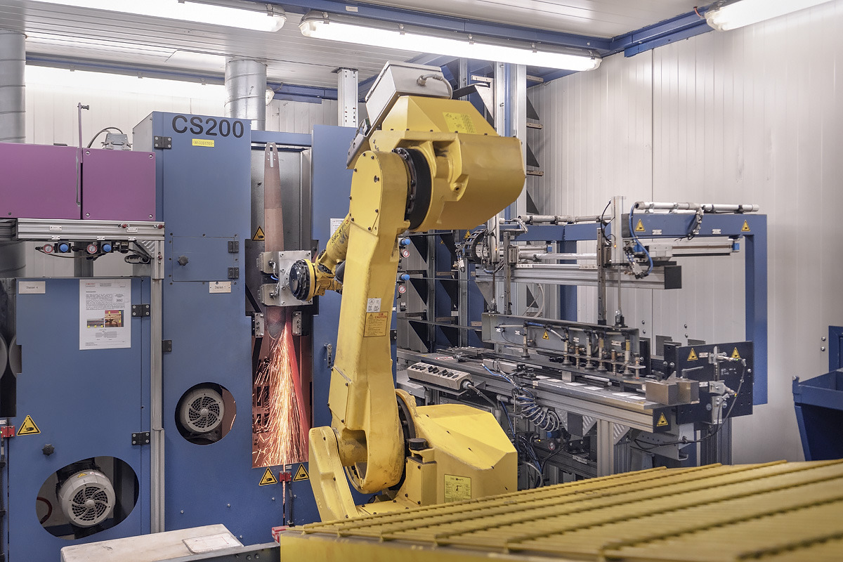 Uma máquina retifica com precisão a transição entre materiais