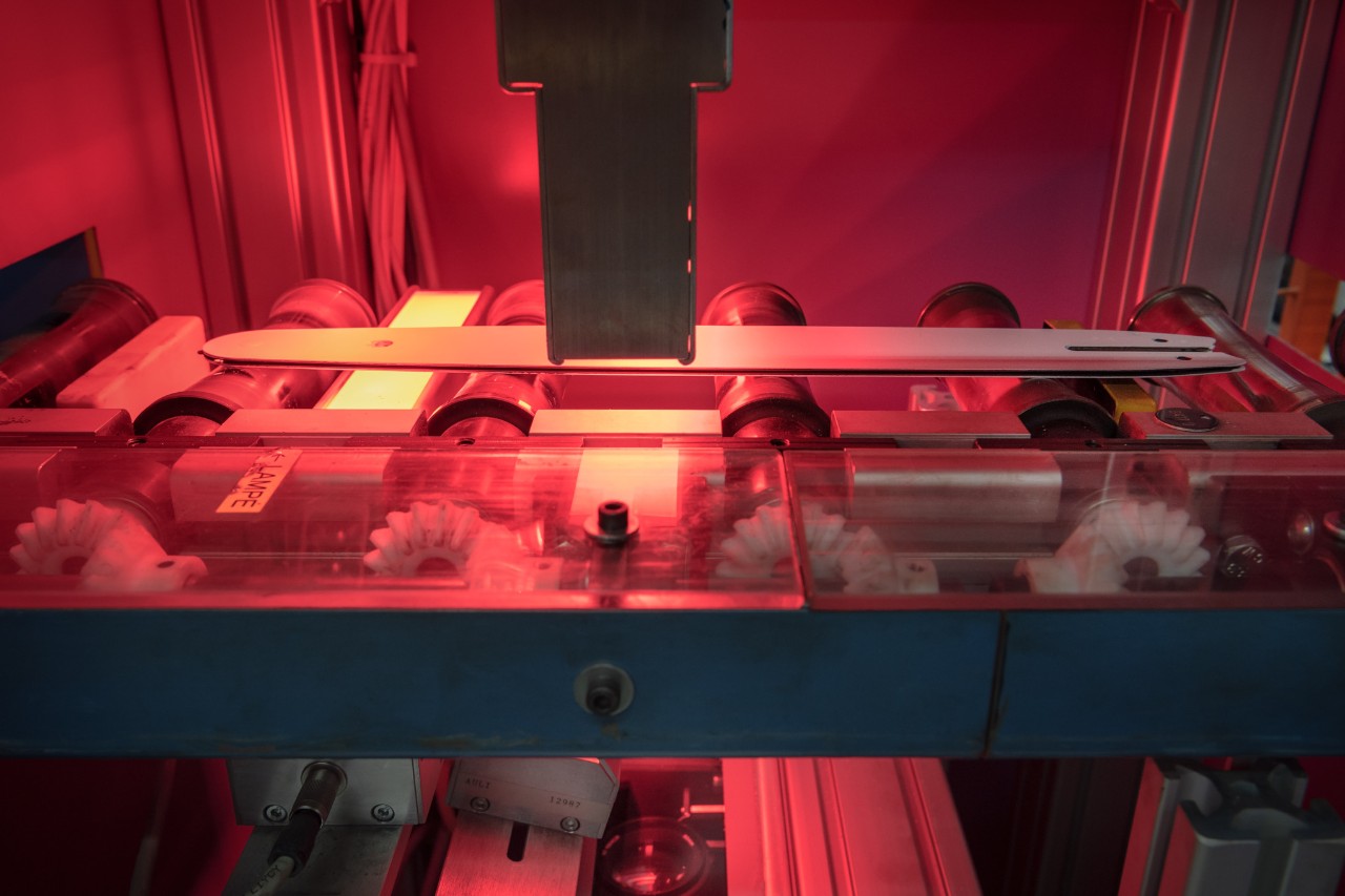 Máquina na produção de guias fazendo o furo para o óleo e a pintura