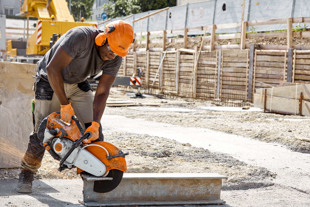 Um homem num estaleiro a usar um cortador de disco STIHL TS 500i com discos de corte de resina sintética