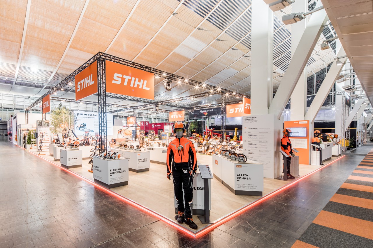 Stand de feira da STIHL com motosserras e equipamento de proteção individual