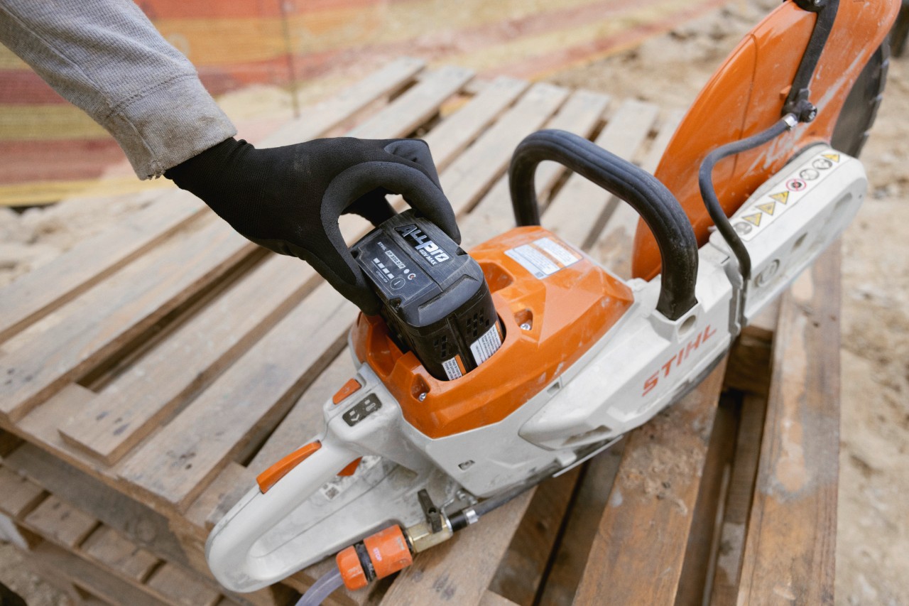 A bateria ALLPRO STIHL AP 300 P é utilizada na serra de corte sem fios STIHL TSA 350.