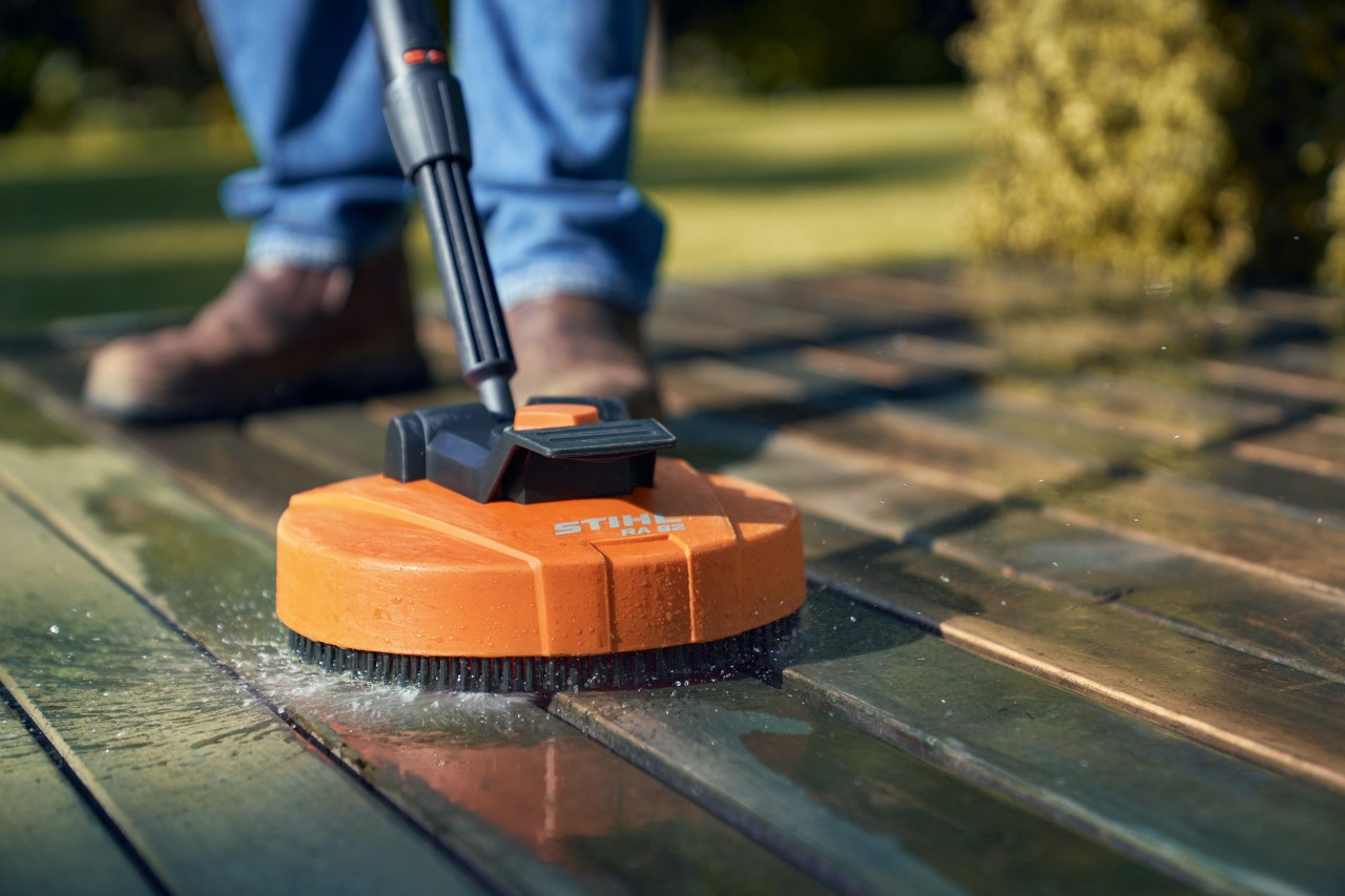 Imagem ampliada de como limpar o deck de madeira com o produto de limpeza de superfícies STIHL RA 82.
