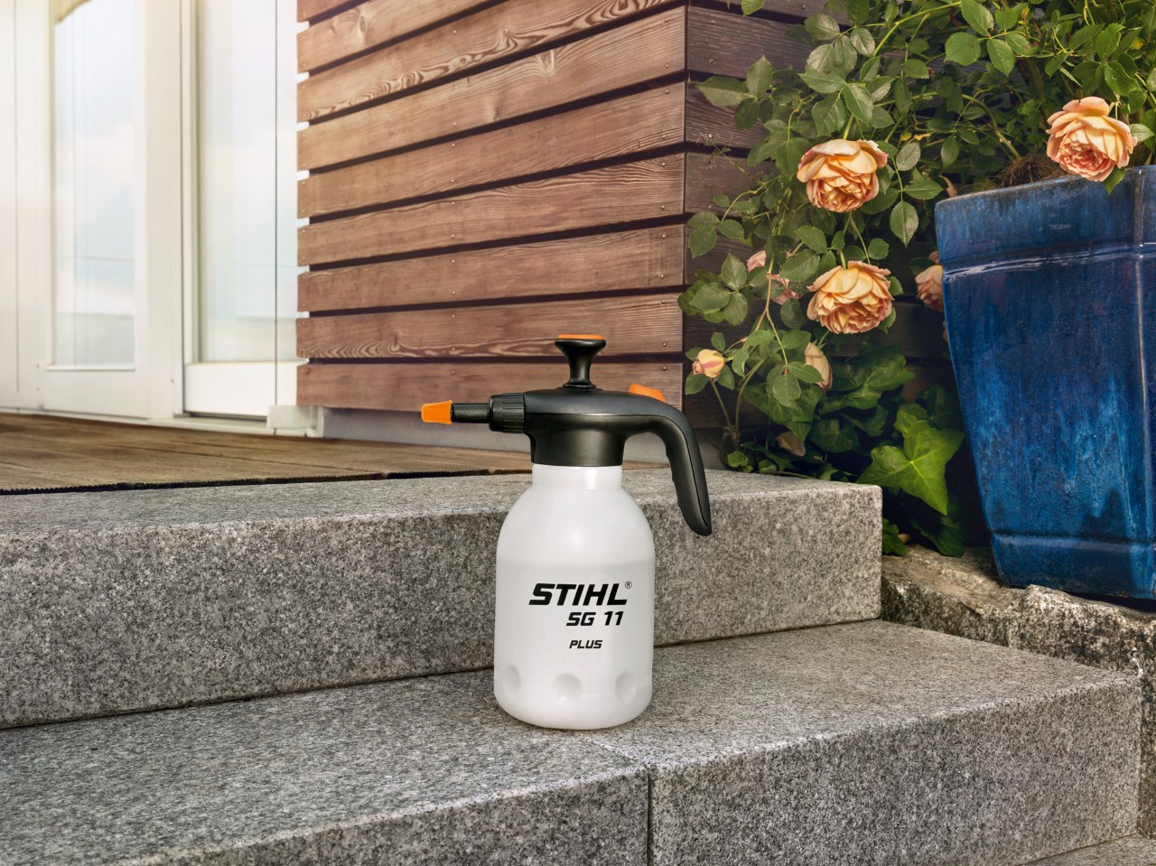 Limpeza das pedras do pavimento: pulverizador manual STIHL SG 11 plus nos degraus de um deck