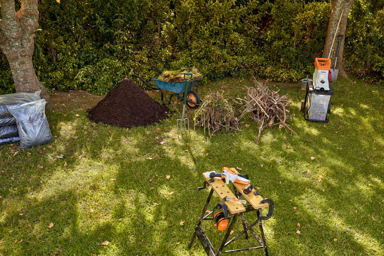 Como encher e plantar num canteiro elevado: um biotriturador elétrico, aparas e composto num jardim STIHL GHE 140