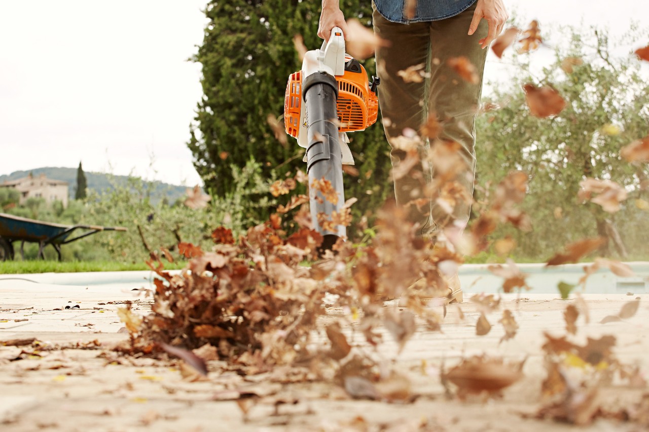 Folhas a serem sopradas para o ar com um soprador STIHL BG 56