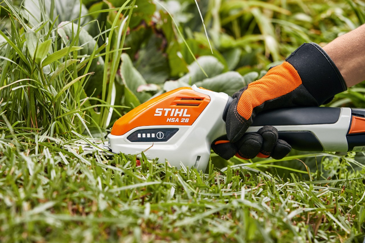 Minipodadoras a bateria STIHL HSA 26 a serem usadas para aparar relva – aprenda como aparar os rebordos de um relvado