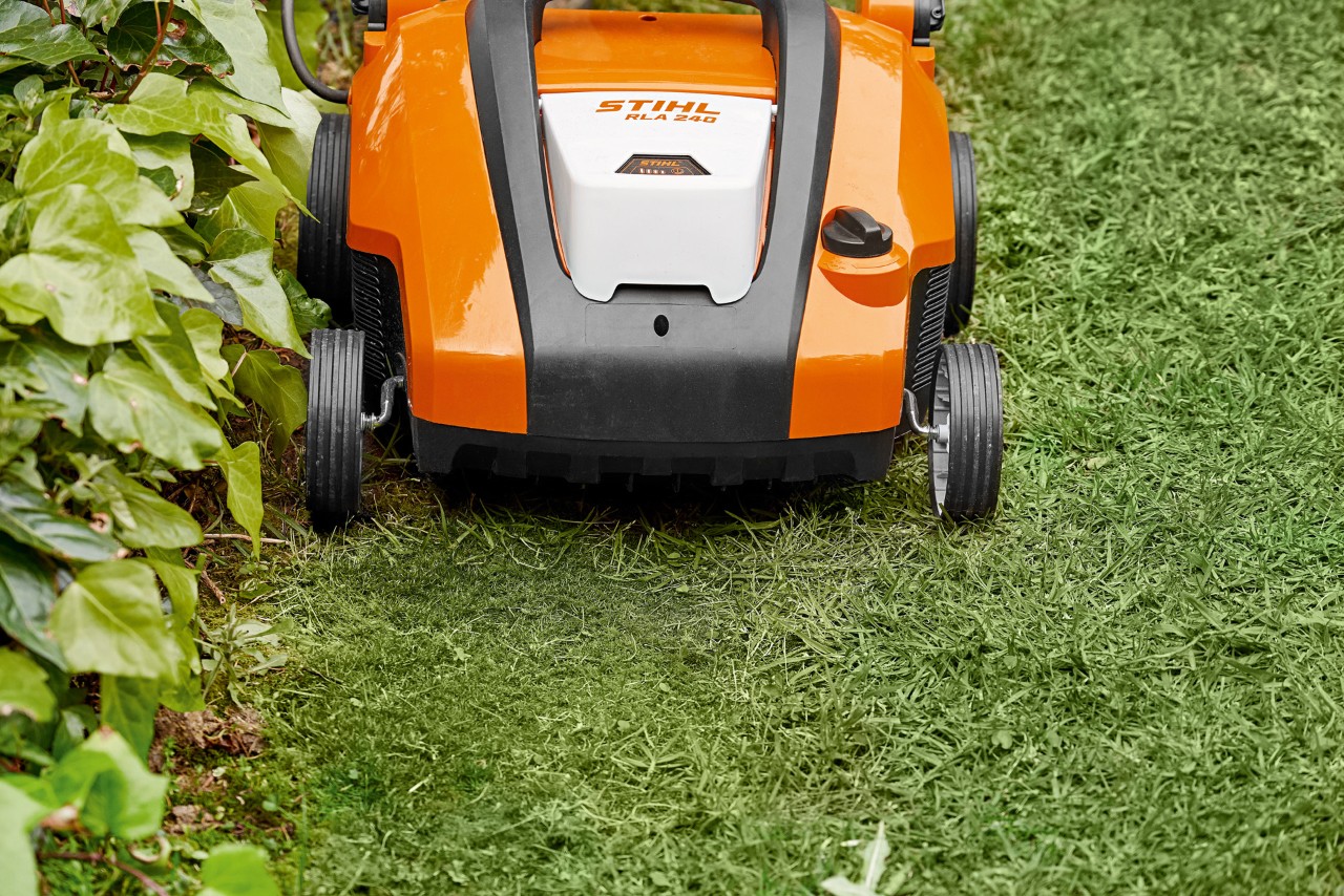 Imagem ampliada do arejador de relva a bateria STIHL RLA 240 antes da aplicação de areia para relevados