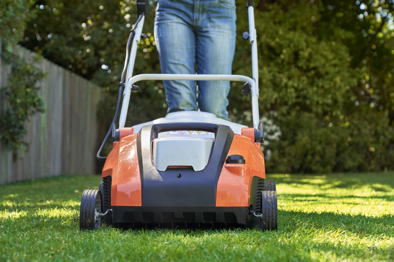 Relvado a ser ventilado com o arejador de relva a bateria STIHL RLA 240.