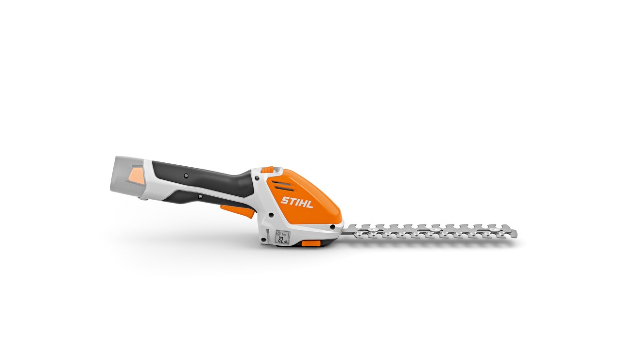 Podadora de sebes a bateria STIHL HSA 26 para sebes altas, arbustos grandes e pequenos e plantas rasteiras em jardins pequenos.
