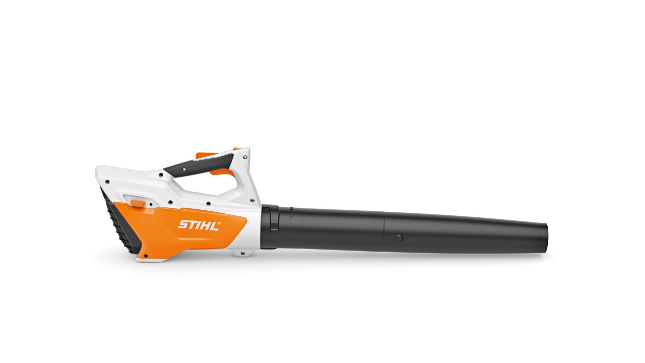 Podadora de sebes a bateria STIHL HSA 26 para sebes altas, arbustos grandes e pequenos e plantas rasteiras em jardins pequenos.