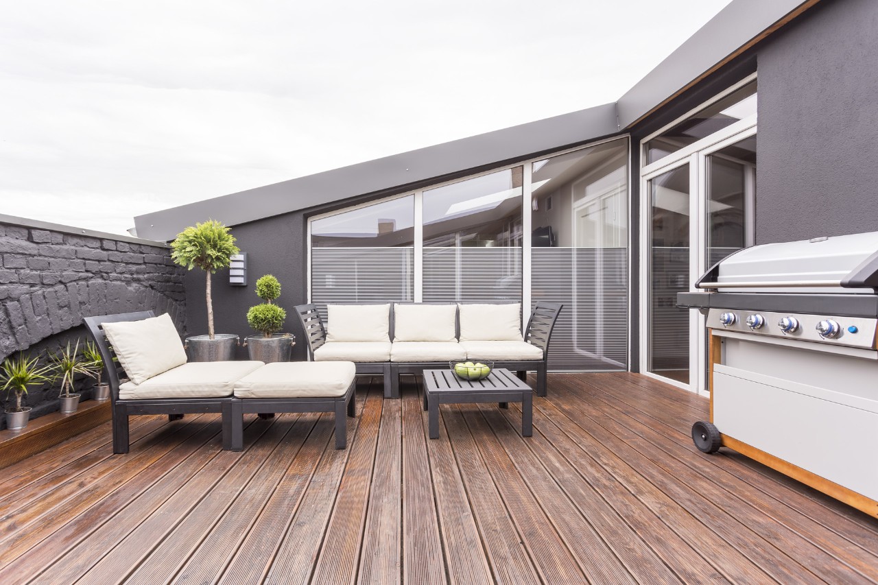 Design de terraços: mobiliário para espaços verdes, churrasco e plantas num terraço com pavimento de madeira