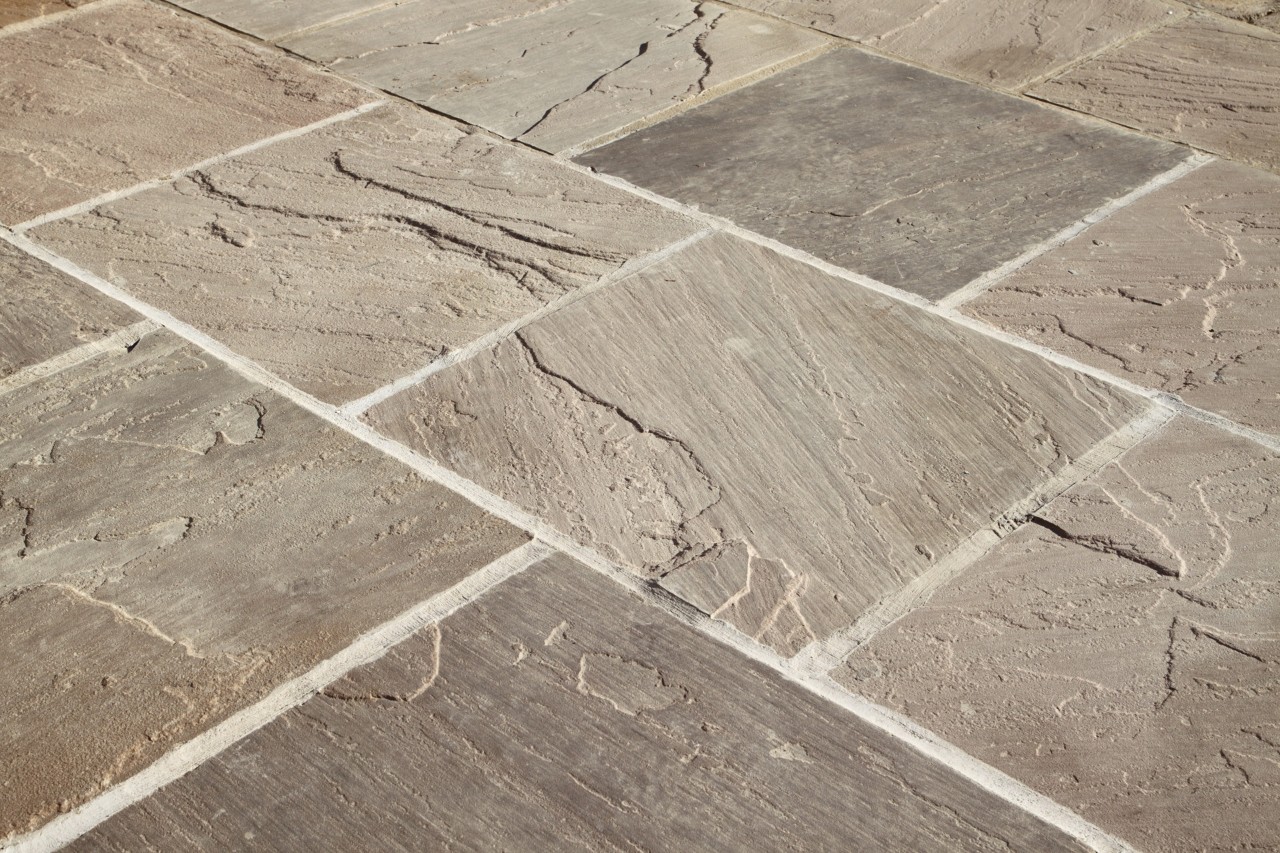 Design de terraços: imagem ampliada de um chão de mosaico de pedra natural