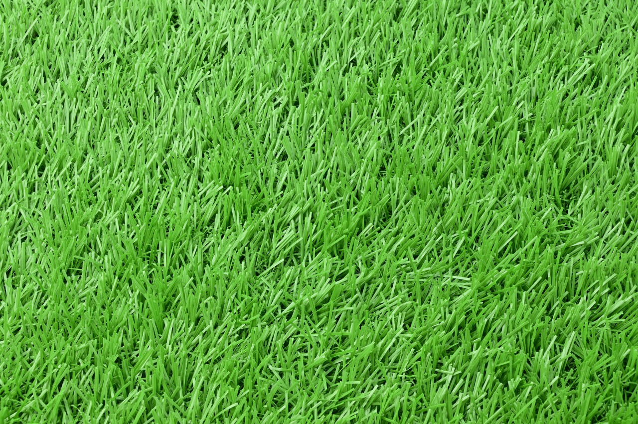 Design de terraços: imagem ampliada de um tapete de relva artificial verde