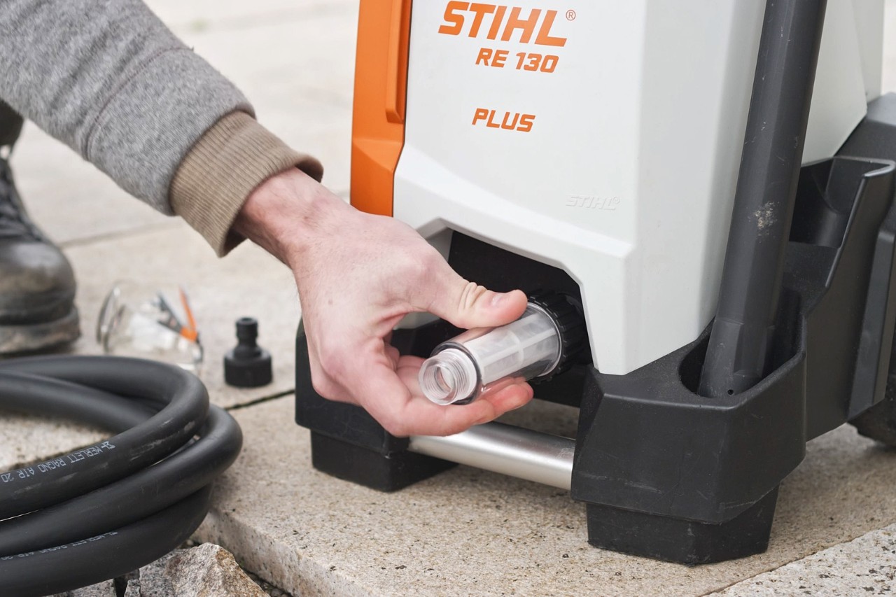 Uma pessoa verifica a ligação da lavadora de alta pressão STIHL RE 130 PLUS