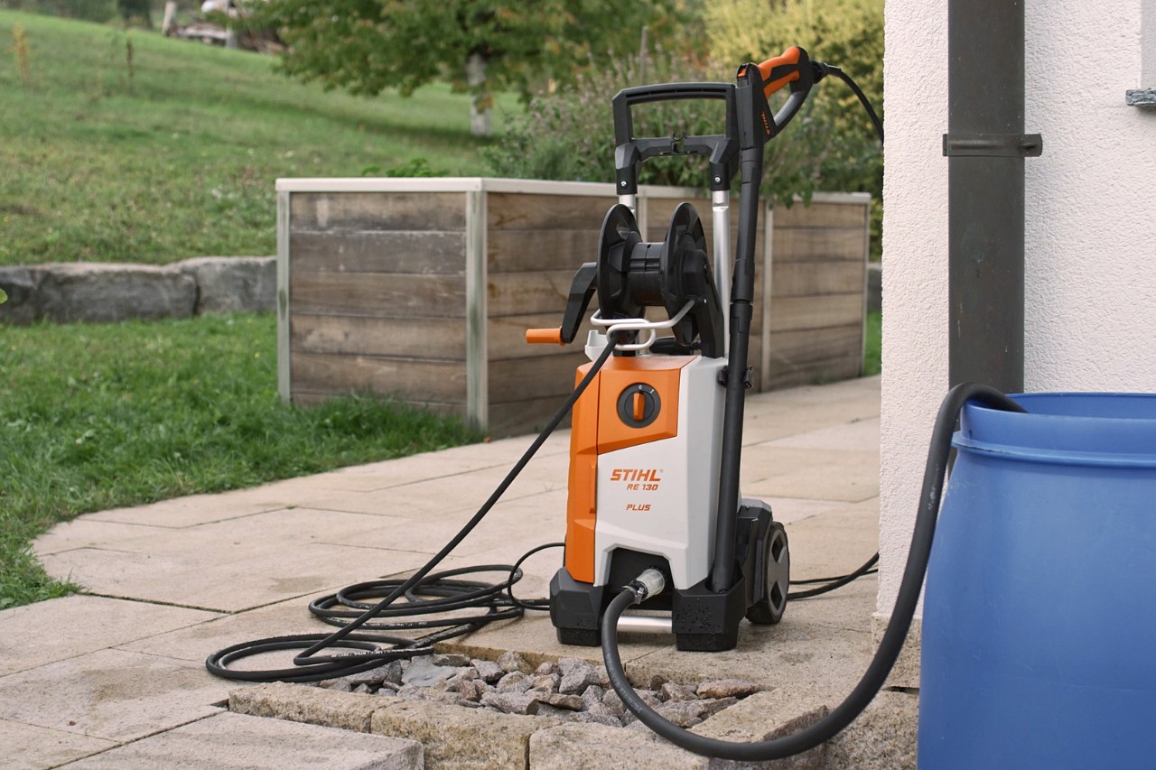 Lavadora de alta pressão STIHL RE 130 PLUS conectada num deck para ser usada 