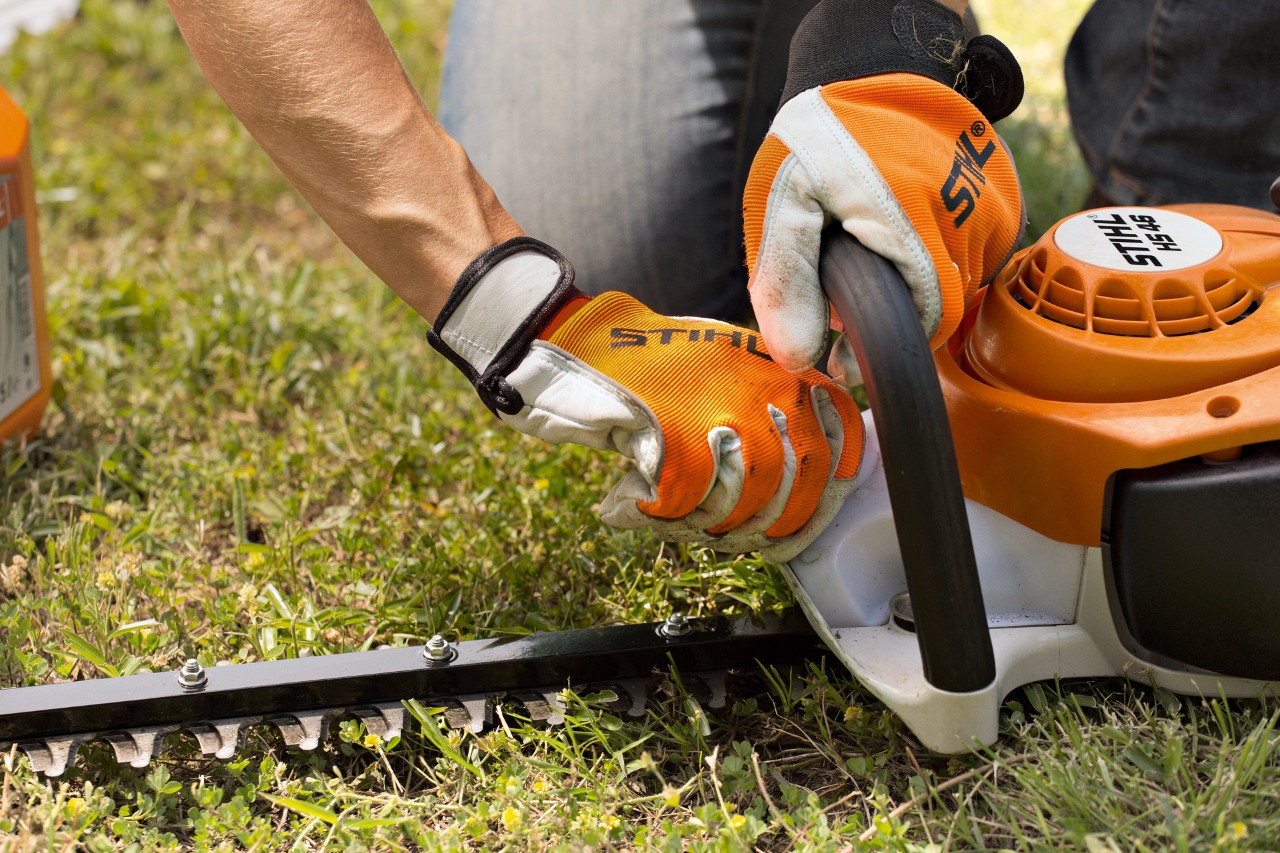  Imagem ampliada de como limpar um corta-sebes a gasolina STIHL HS 46 com um pano