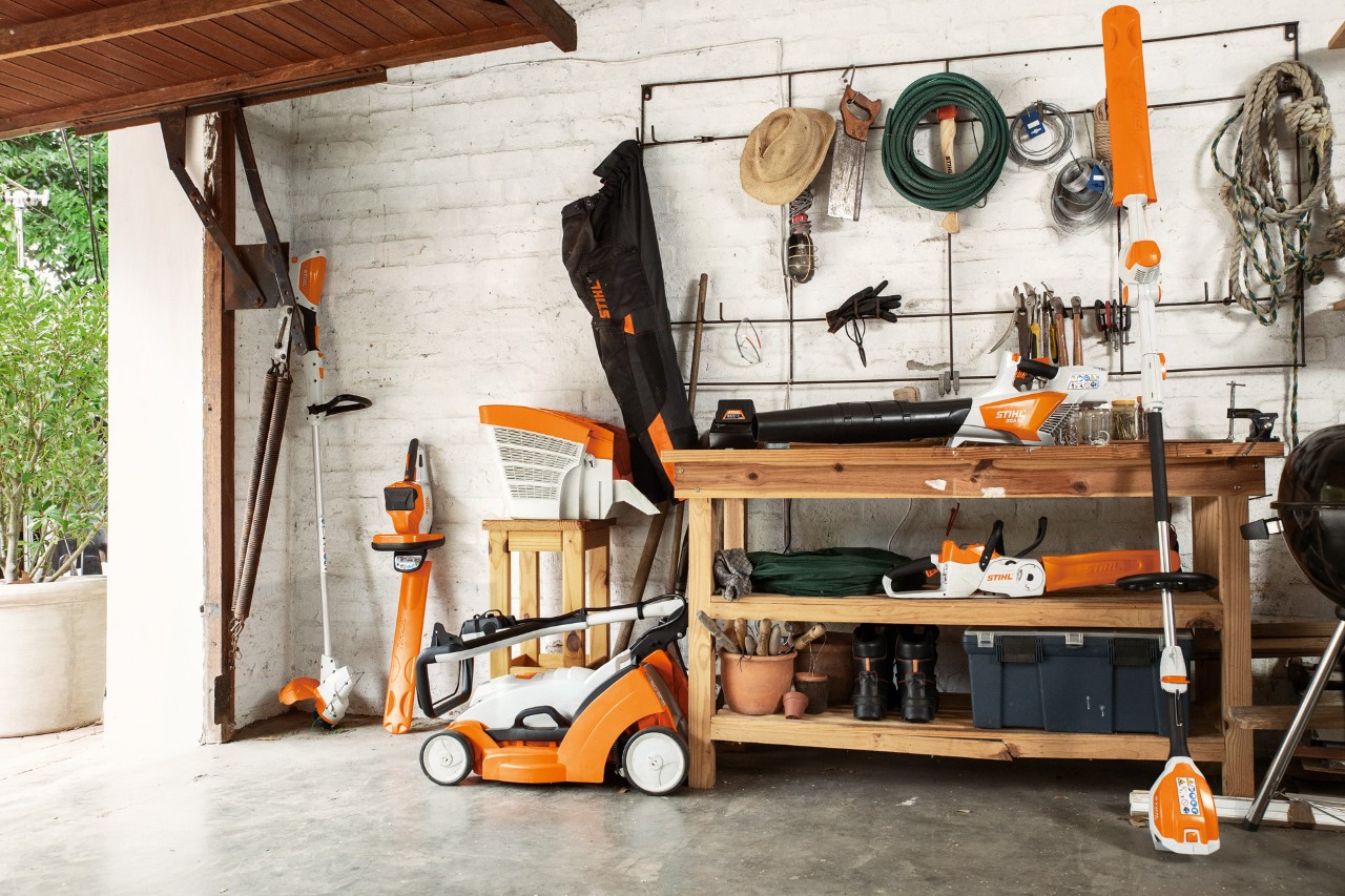 Exemplo de armazenamento de motorroçadora no interior de uma garagem. 