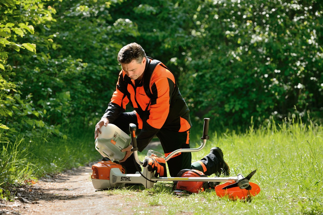 Usar uma mistura de combustível para motorroçadora adequada pode fazer toda a diferença. Descubra tudo o que deve saber