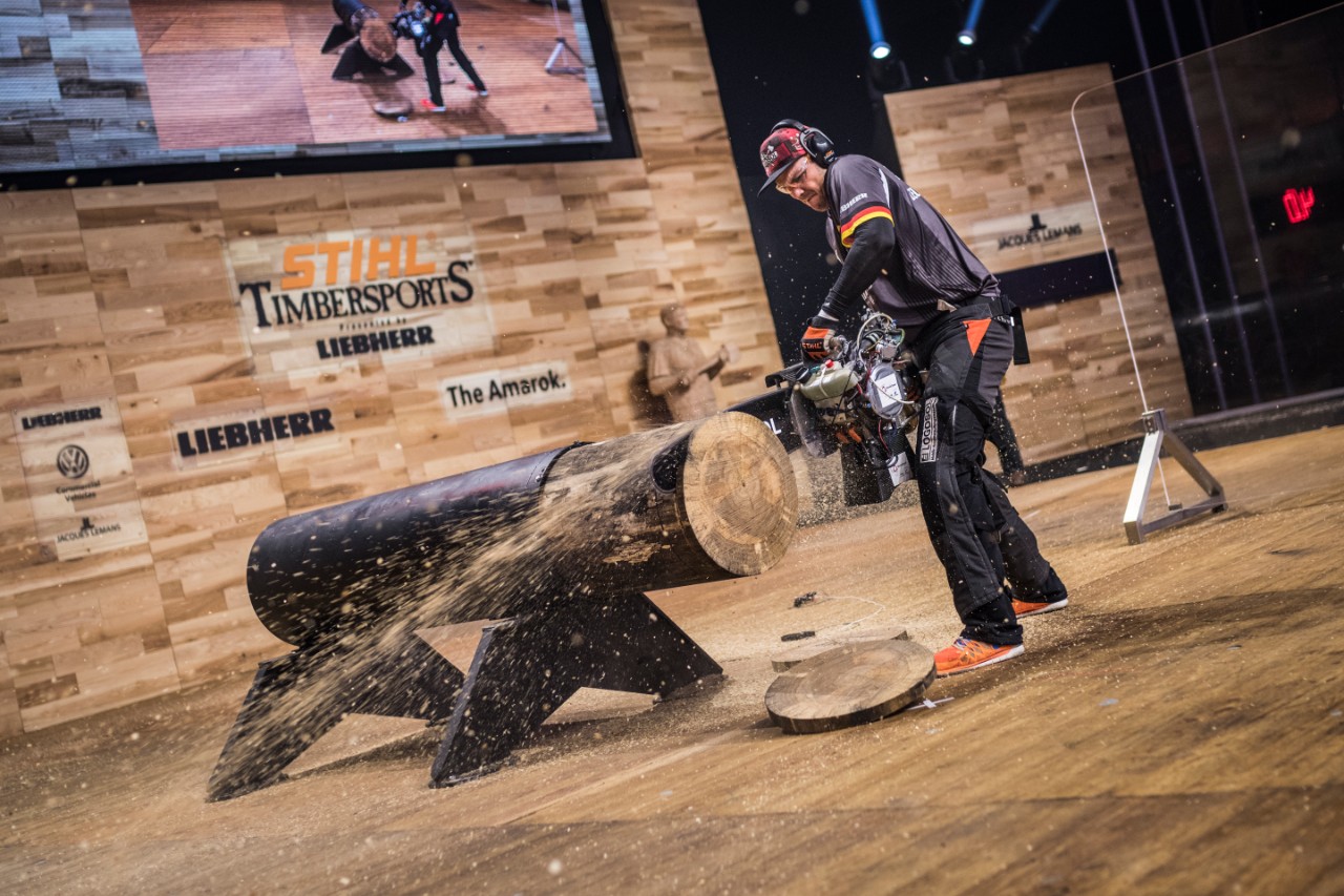 Um lenhador usa as dicas para motosserras e corta um tronco no Campeonato STIHL TIMBERSPORTS® de 2018, em Liverpool