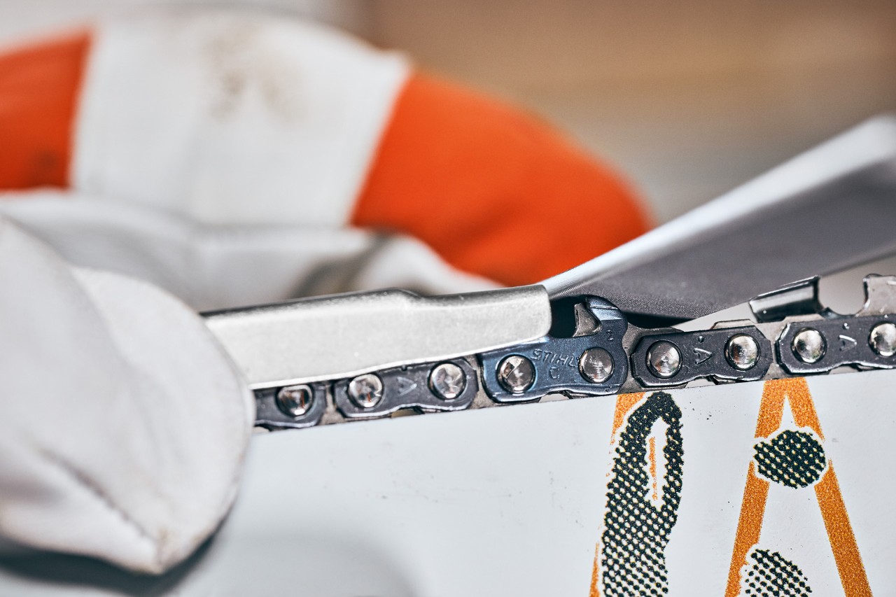 Exemplo de como afiar a corrente da motosserra com uma lima plana STIHL com o auxílio da afiadora 