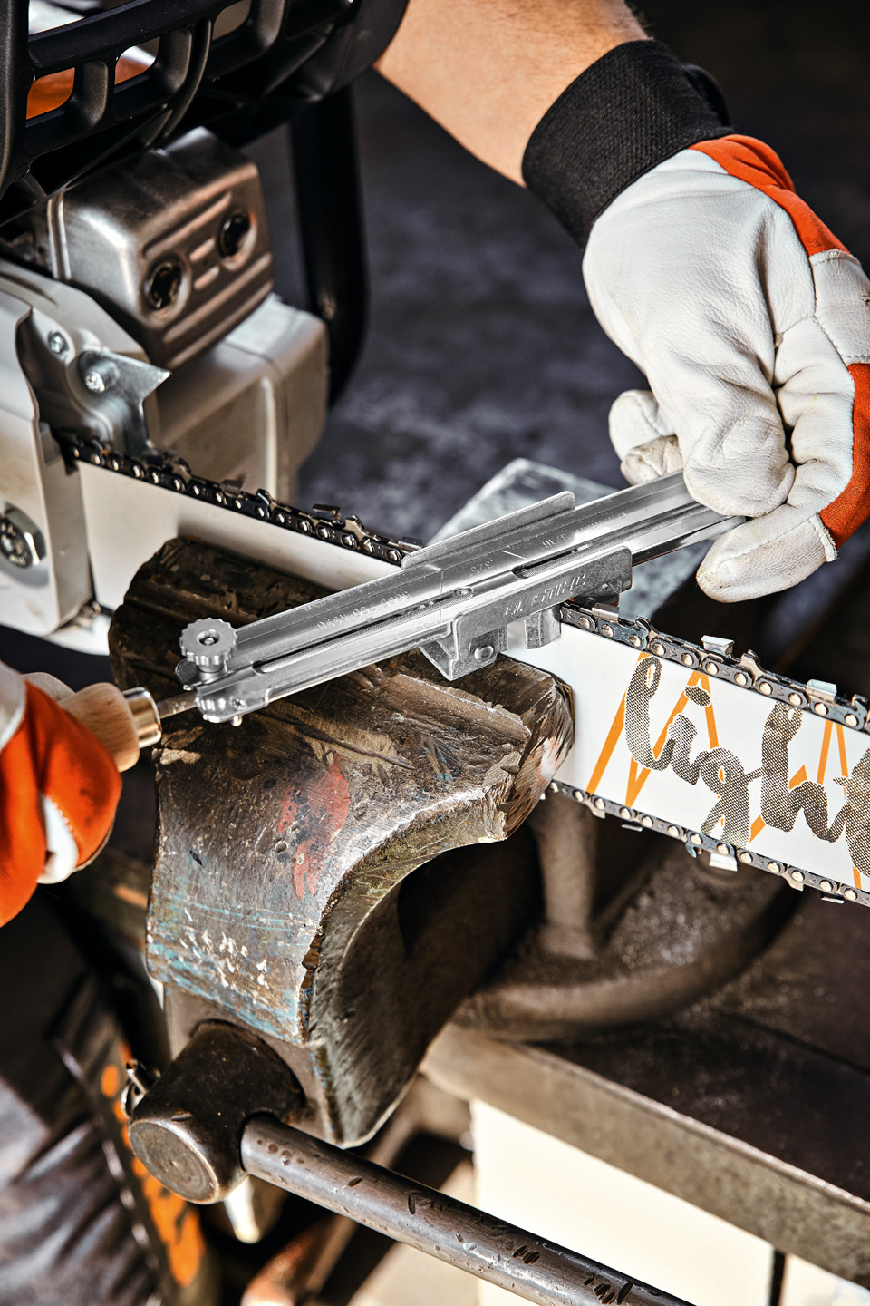 Imagem ampliada de uma guia de porta-limas STIHL a ser posicionada numa guia STIHL Light 04 num torno