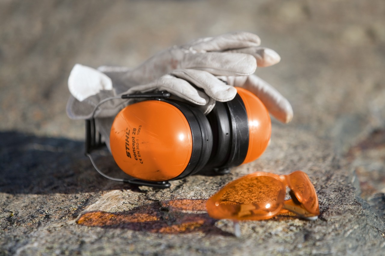 Óculos de segurança STIHL FUNCTION Light em laranja, com protetores auditivos CONCEPT 28 e luvas de proteção