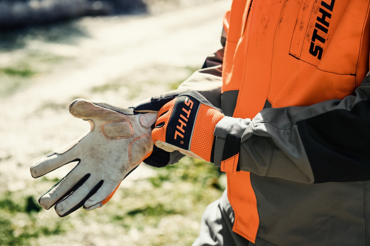 Imagem ampliada das luvas de proteção STIHL ADVANCE Ergo MS a serem calçadas. Luvas resistentes ao corte para motosserra