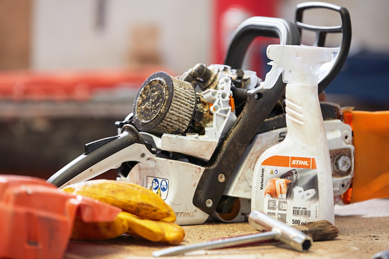Uma motosserra STIHL numa bancada com STIHL Varioclean à frente
