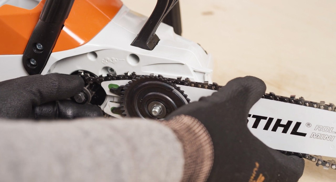 Substituir uma corrente de motosserra: equipamento de corte a ser instalado numa motosserra a bateria STIHL MSA 120