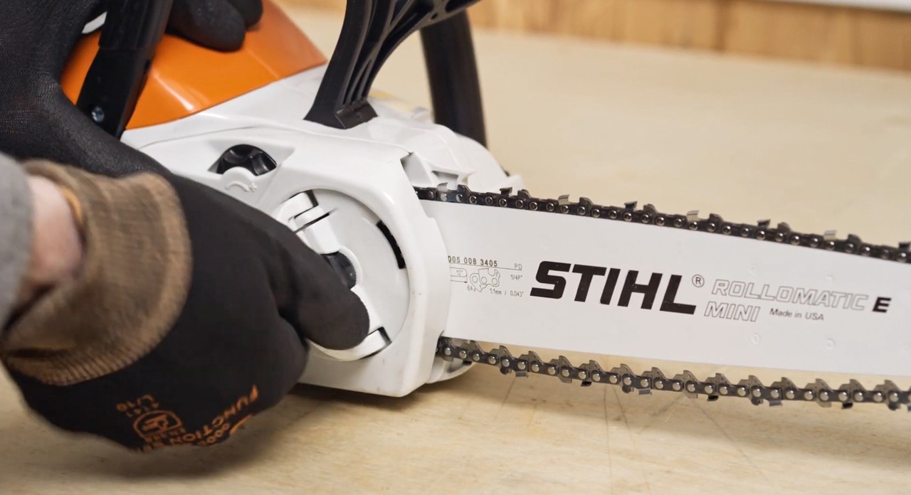 Substituir uma corrente de motosserra: tampa do carreto de uma motosserra a bateria STIHL MSA 120 a ser reinstalada