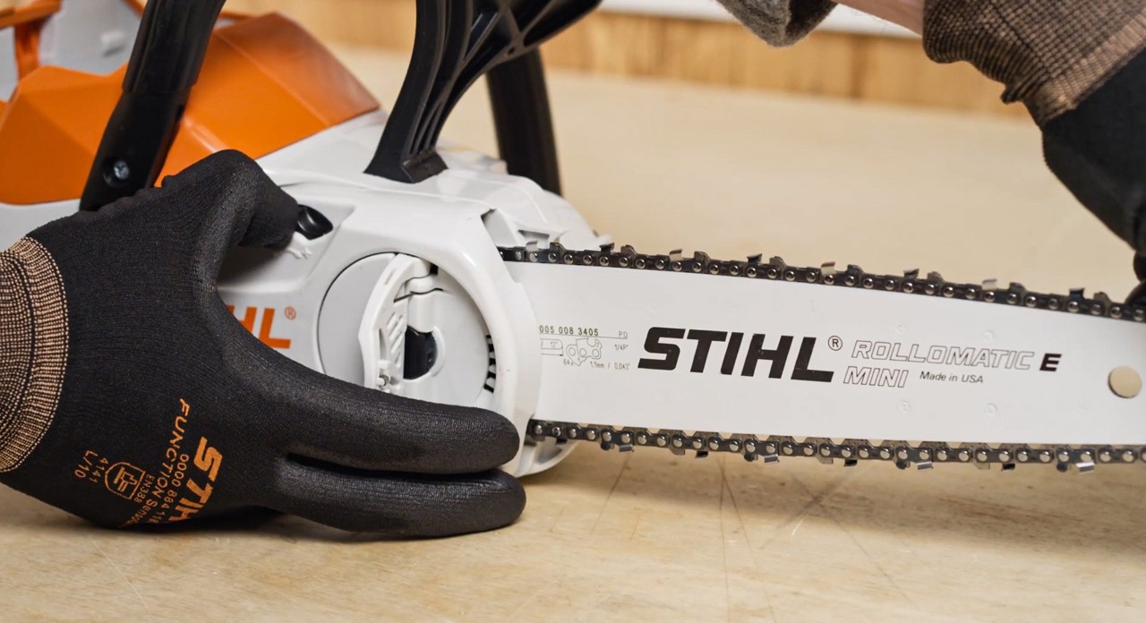 Substituir uma corrente de motosserra: corrente uma motosserra a bateria STIHL MSA 120 a ser apertada