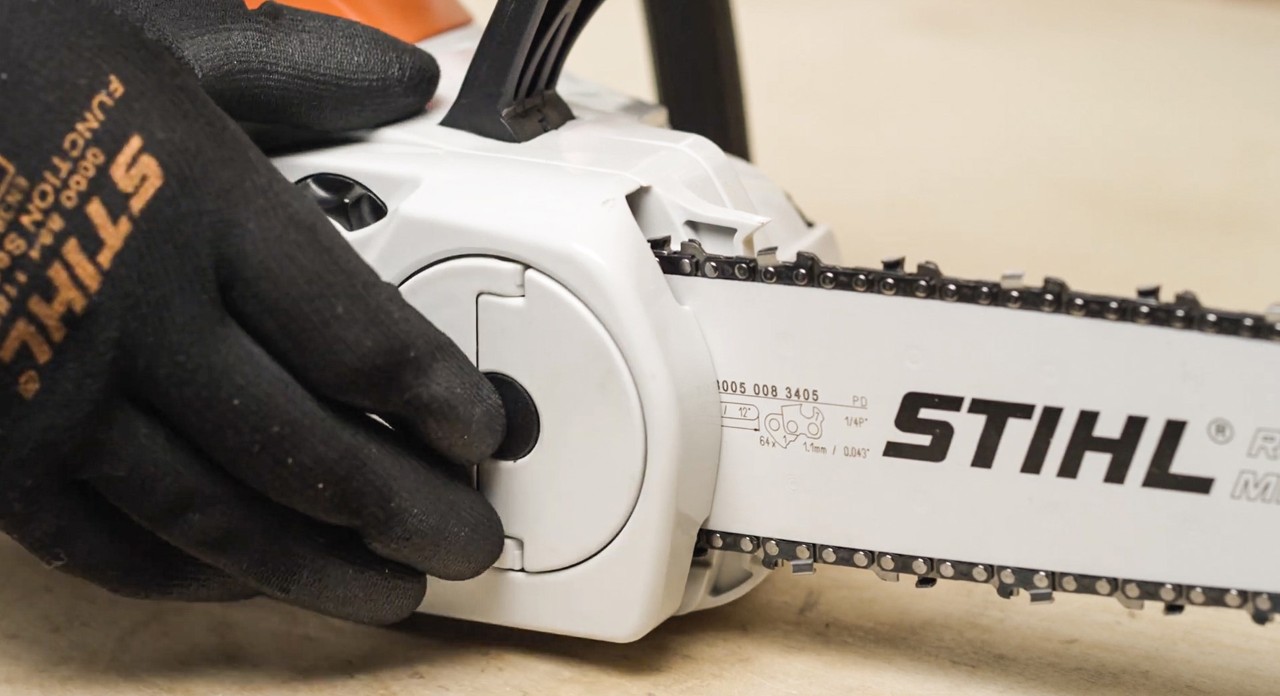 Substituir uma corrente de motosserra: imagem ampliada da porca de orelhas numa motosserra a bateria STIHL MSA 120
