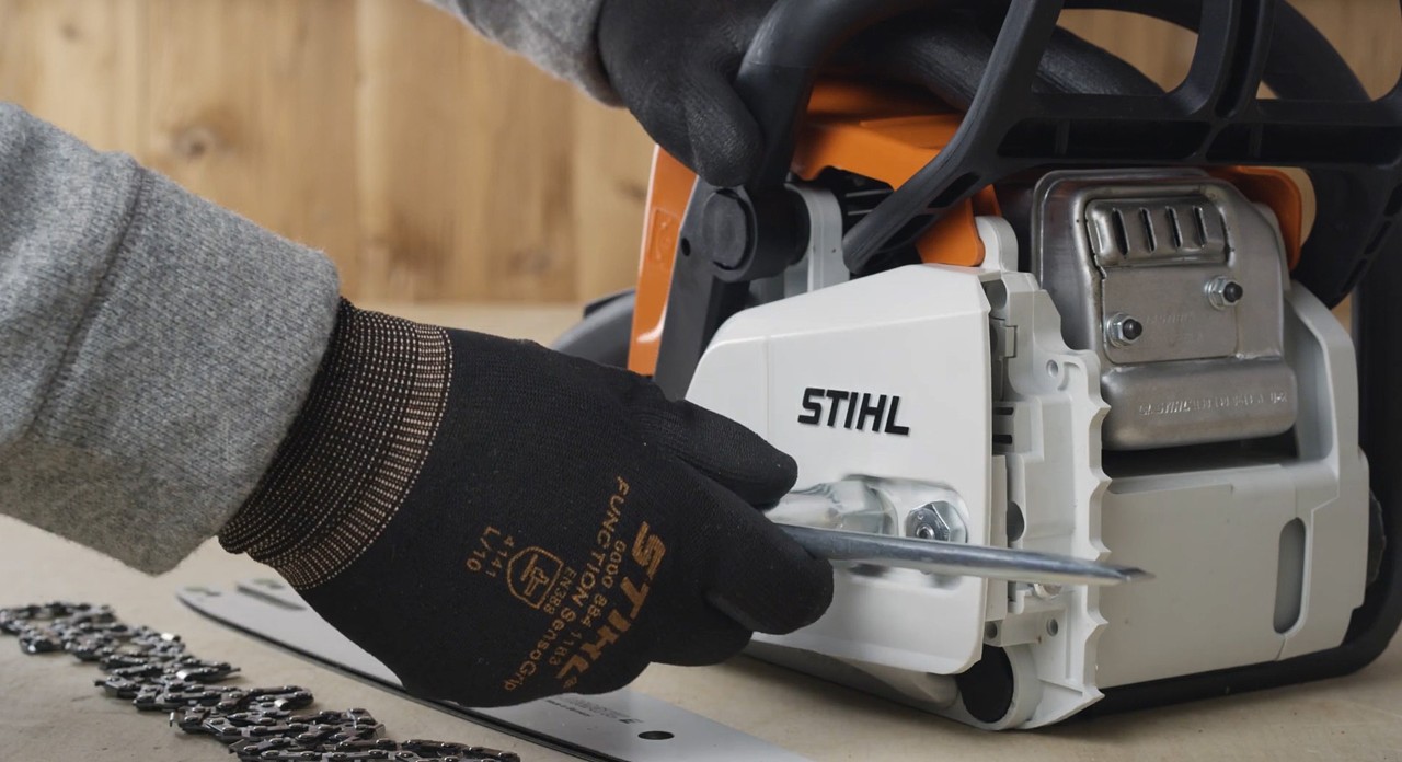 Imagem ampliada da tampa do carreto da corrente numa motosserra a bateria STIHL MS 170